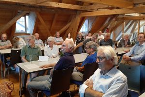 Zuhörerinnen und Zuhörer in einem Vortragsraum