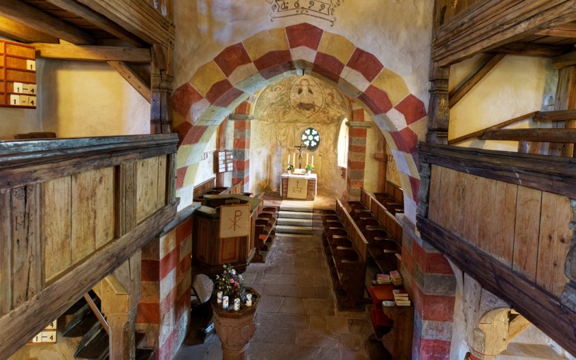 Innenansicht einer alten Kirche
