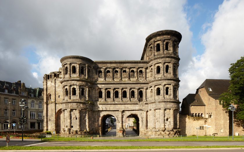 altes Tor aus Stein mit Türmen