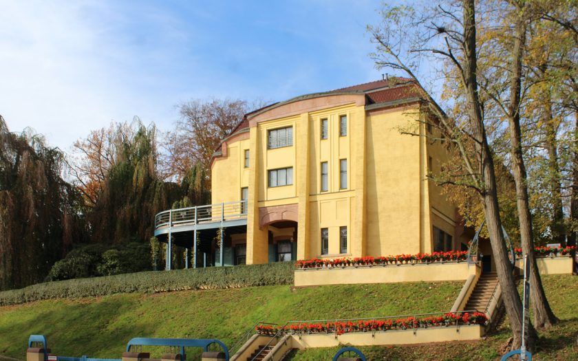 großes gelbes Gebäude