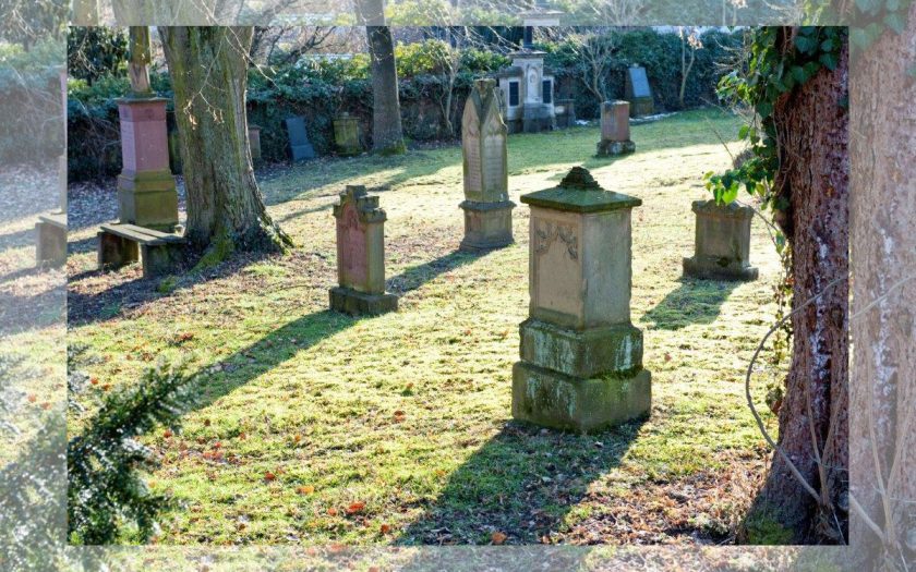 Gräber auf einem alten Friedhof
