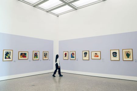 Frau in einer Gemäldeausstellung