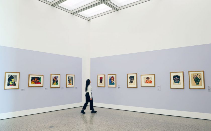 Frau in einer Gemäldeausstellung
