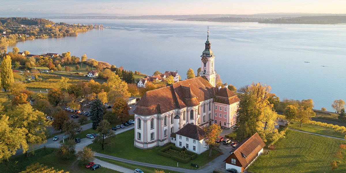 Luftaufnahme einer Kirche an einem großen See