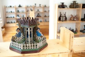 Weihnachtliche Kreativaktion im Christbaumständer-Museum Lienzingen