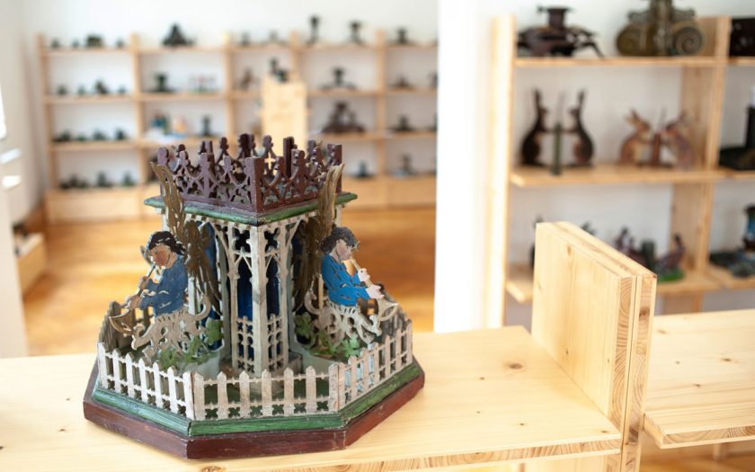 historischer Christbaumständer aus Holz mit Figuren