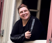 Portraitfoto einer Frau am Fenster