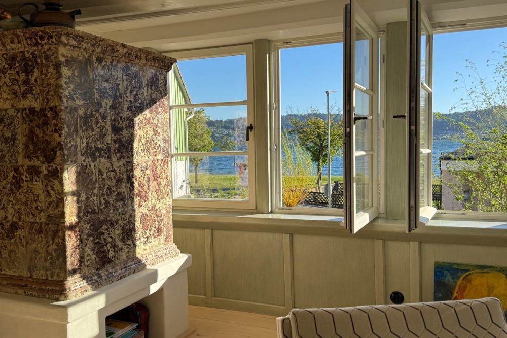 geöffnetes Fenster in einem Wohnraum