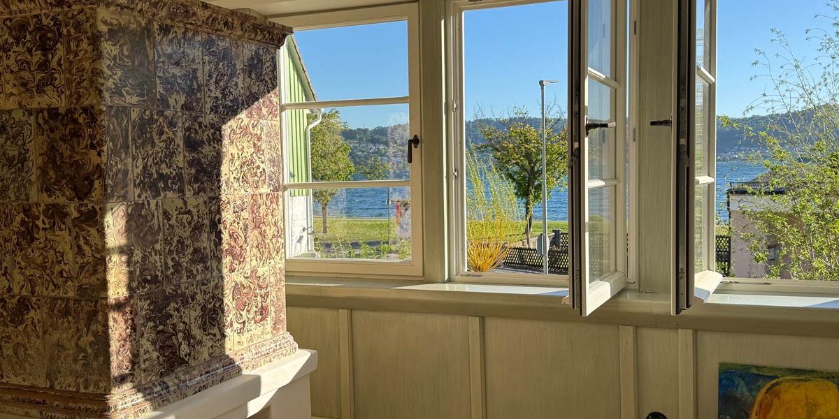 geöffnetes Fenster in einem Wohnraum