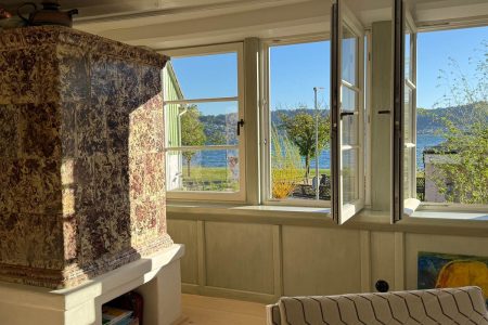 geöffnetes Fenster in einem Wohnraum