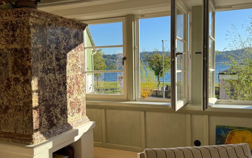 geöffnetes Fenster in einem Wohnraum