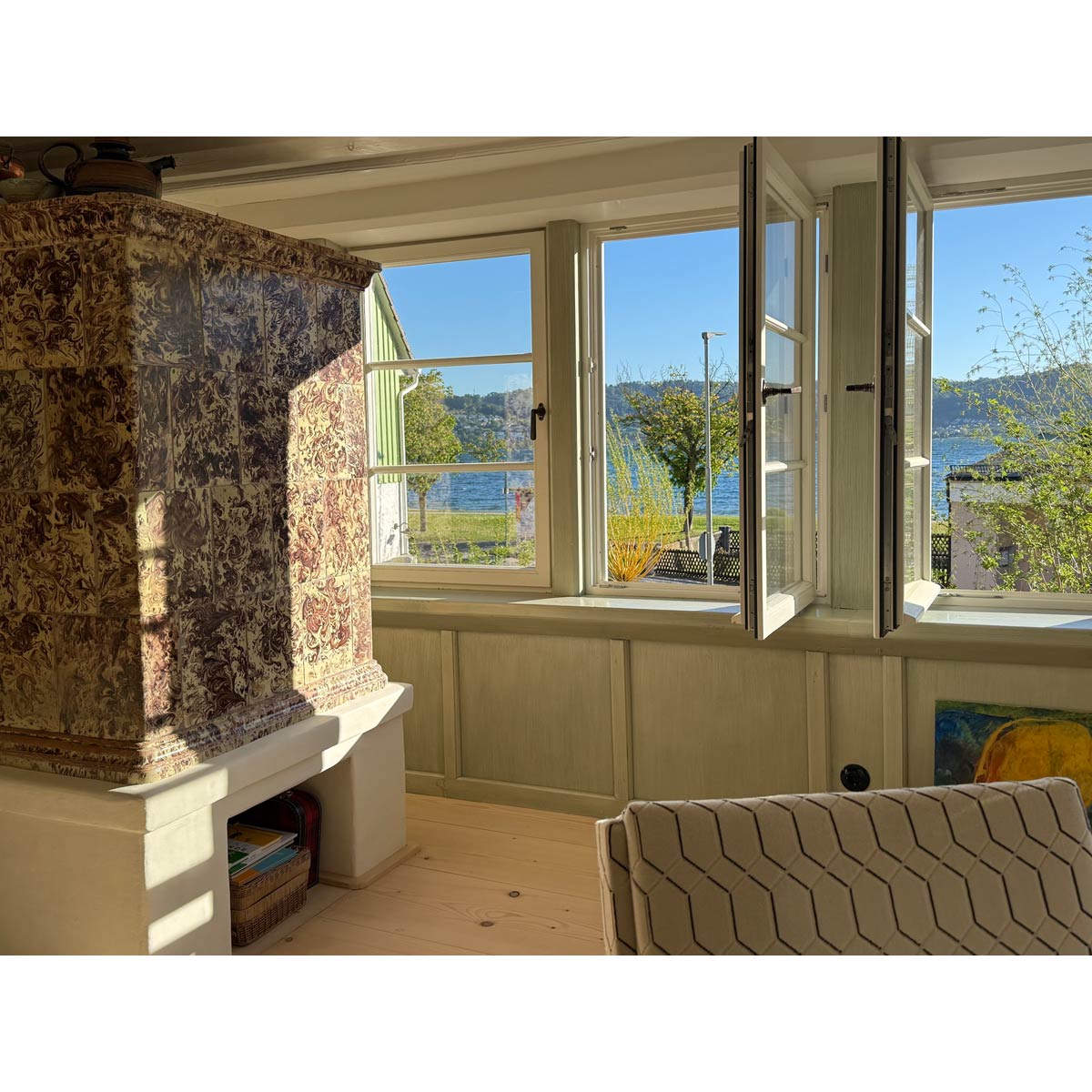 geöffnetes Fenster in einem Wohnraum