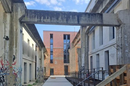 Reste eines Industriegebäudes in Beton