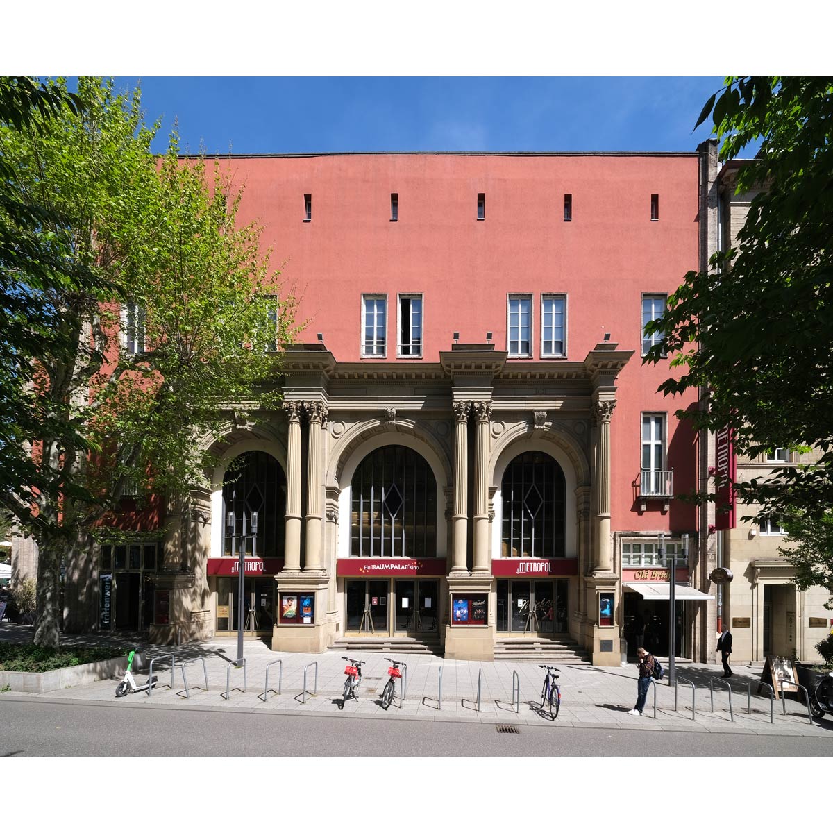 Außenansicht eines Gebäudes mit hohen Säulen
