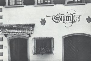 historisches Gebäude mit Fassadenmalerei