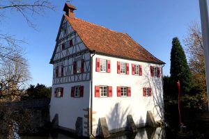 Außenansicht eines Wasserschlosses