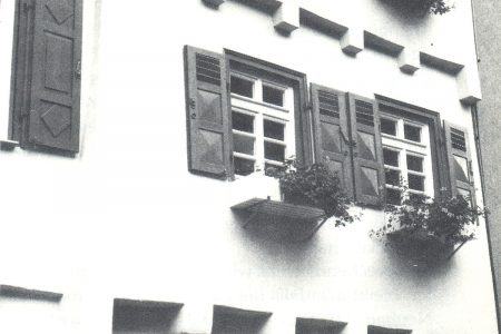 Detail eines historischen Gebäudes mit Balkenköpfen