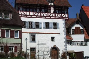 Wohnturm mit Fachwerkaufsatz