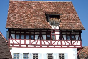 Wohnturm mit Fachwerkaufsatz