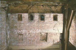 historische Wand mit Öffnungen