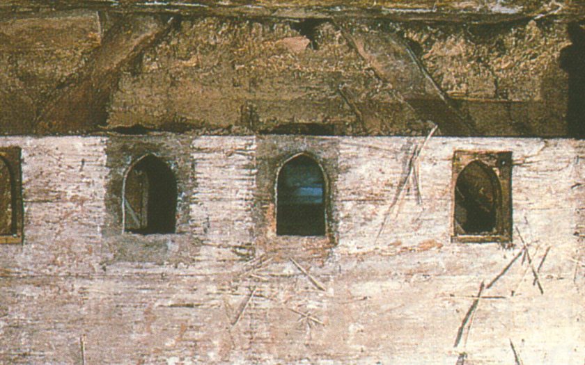 historische Wand mit Öffnungen