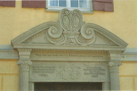 barockes Portal mit Inschrift