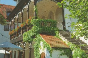 doppelgeschossiges Gebäude mit Loggia