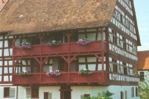 Außenansicht eines großen Fachwerkhauses