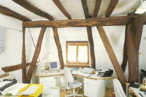 Innenraum mit offenem Fachwerk