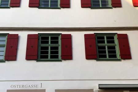 zwei historische Fenster