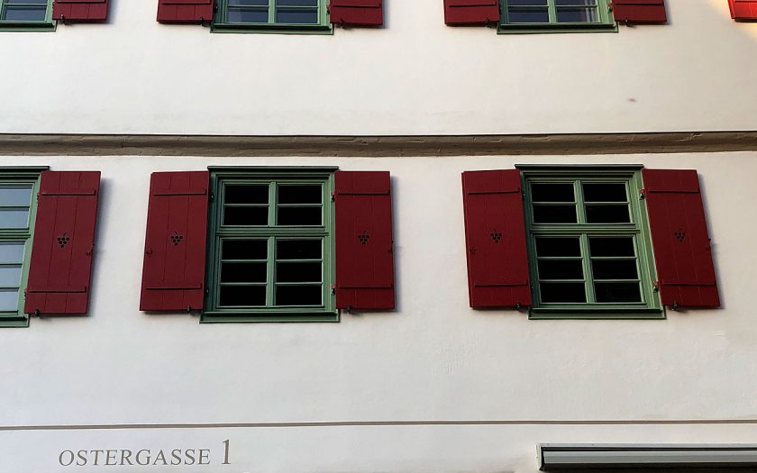 zwei historische Fenster