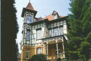 Außenansicht einer historischen Villa