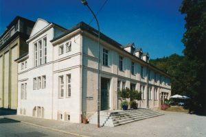 hell verputzter Gewerbebau