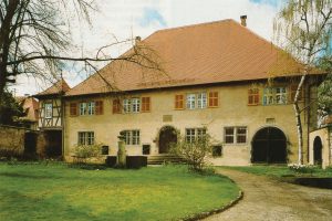 Schlossartiges Gebäude mit Park