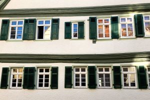 Fensterreihen in einem historischen Gebäude