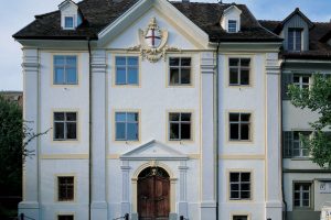 Außenansicht eines schlossähnlichen Gebäudes