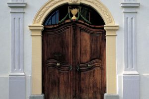 Portal eines schlossähnlichen Gebäudes
