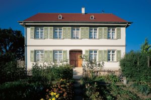 Außenansicht eines freistehenden Wohnhauses