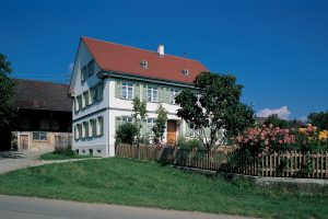 Außenansicht eines freistehenden Wohnhauses