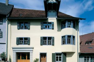 Außenansicht eines städtischen Wohnhauses