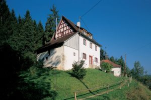 Außenansicht eines einfachen Anwesens am Hang