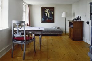 Wohnraum mit historischen Möbeln
