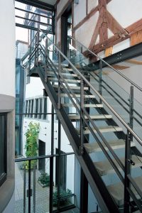 moderne Treppe an historischem Fachwerkbau