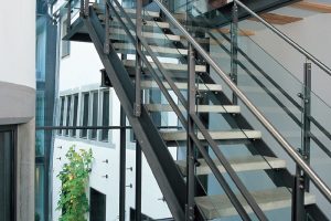 moderne Treppe an historischem Fachwerkbau