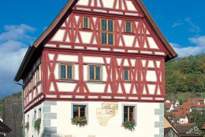 Fachwerkhaus auf steinernem Sockel