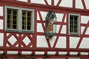 Figur an der Außenseite eines Gebäudes