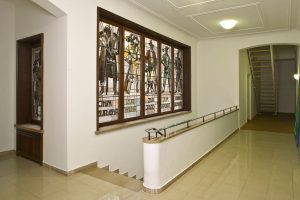 Treppenhaus mit Glasfenstern