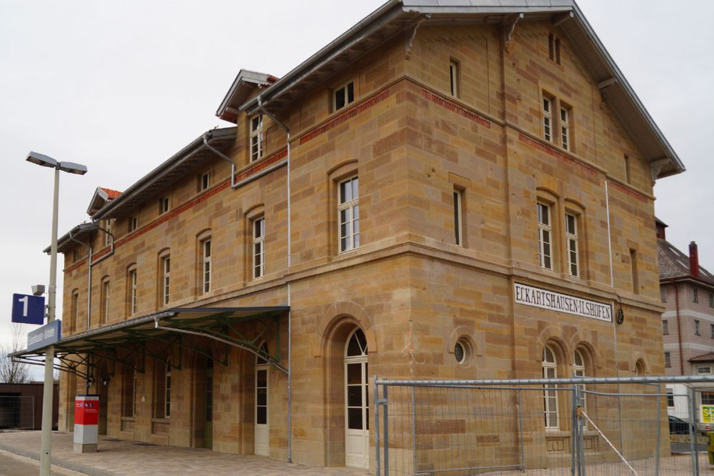 Gebäude aus hellbraunem Sandstein mit Vordach