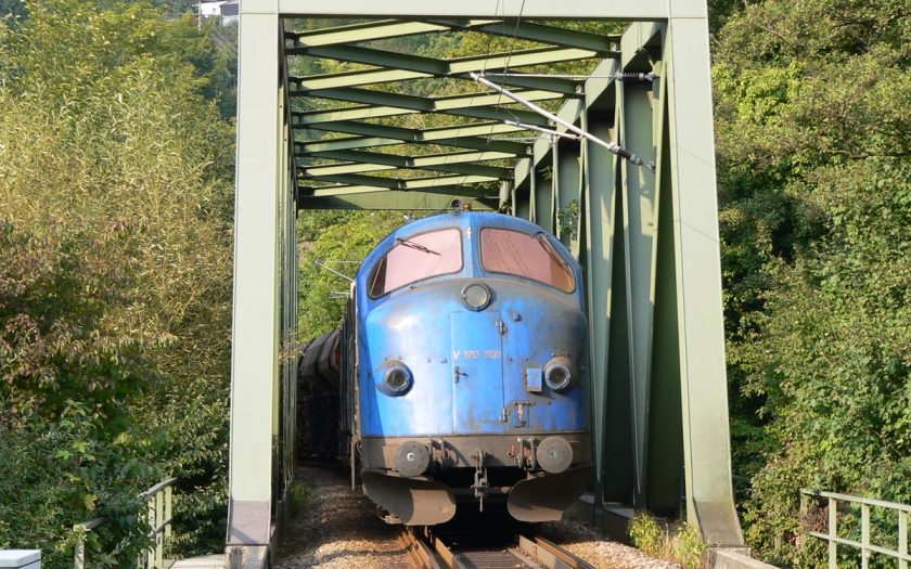 Lokomotive auf einer Brücke