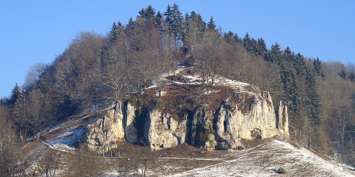 Felsen in karger Winterlandschaft
